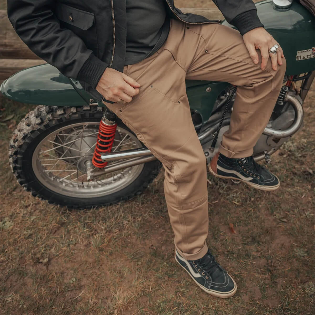 サービス カーキ