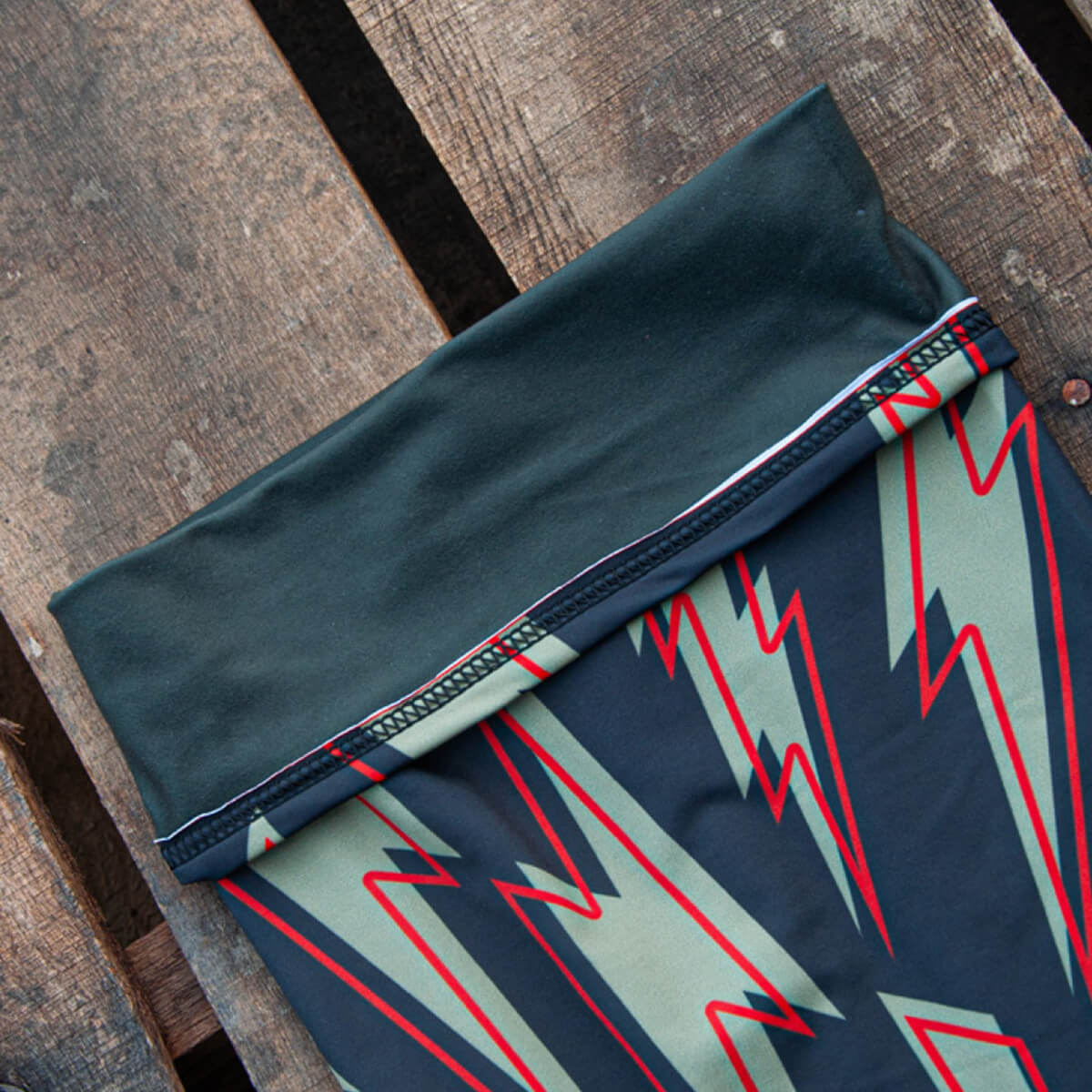 ネックチューブ(冬用・裏地フリース) ボルト ダークグリーン/ゴールド/レッド